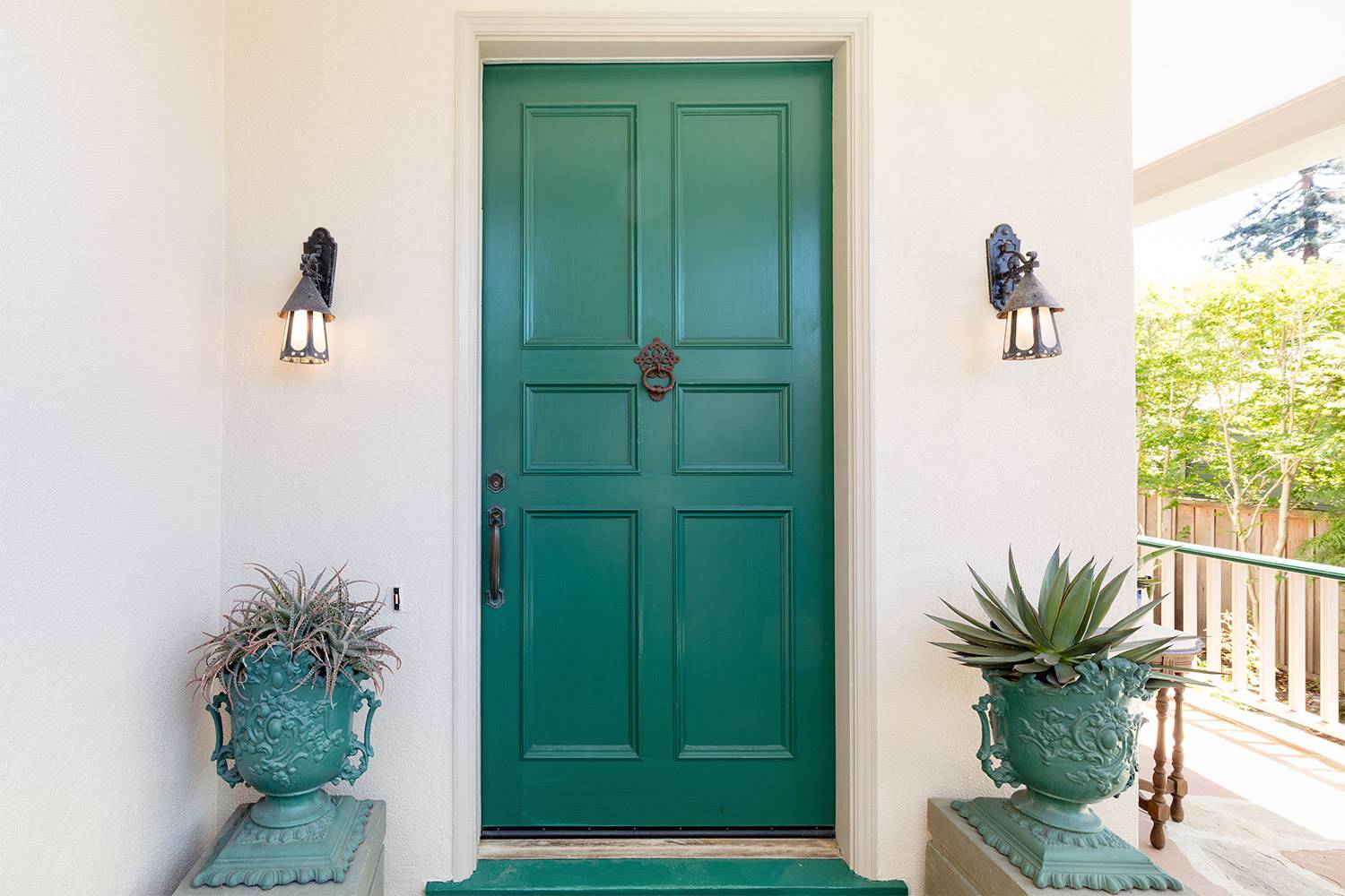Read more about the article Benefits of Fiberglass Doors for Homes and Businesses